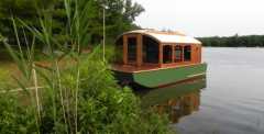Diannes-Rose-Micro-Houseboat-on-the-water-700x357