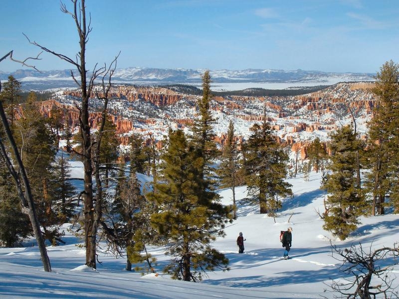 Snowshoeing along the Bryce Canyon rim