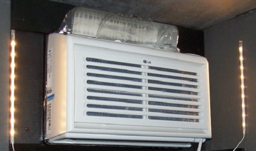 airconditioner hi-mounted on rear bulkhead.jpg