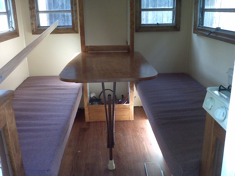 Removable table with crutch extensible leg