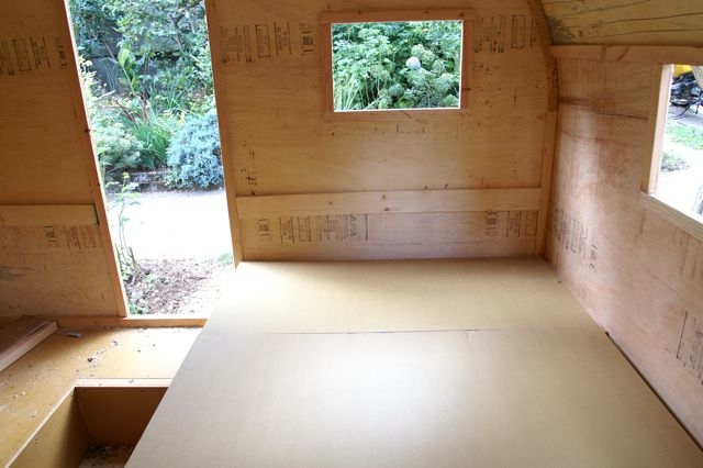 settee / bed (bedtee) in bed position