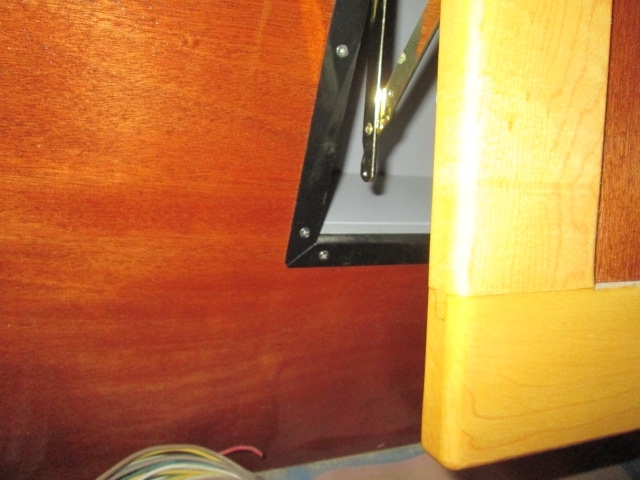 Locker Hinged Strut Closing