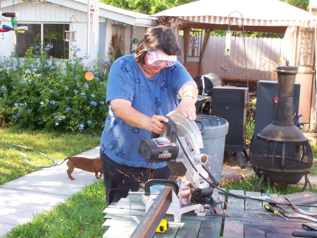 Peggy cutting metal for frame