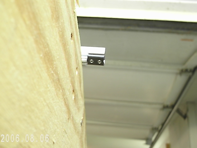 Gallery hatch hinge overhang