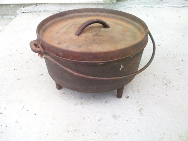 rusty 8" dutch oven