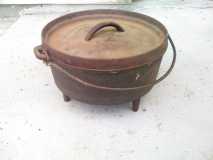 rusty 8" dutch oven