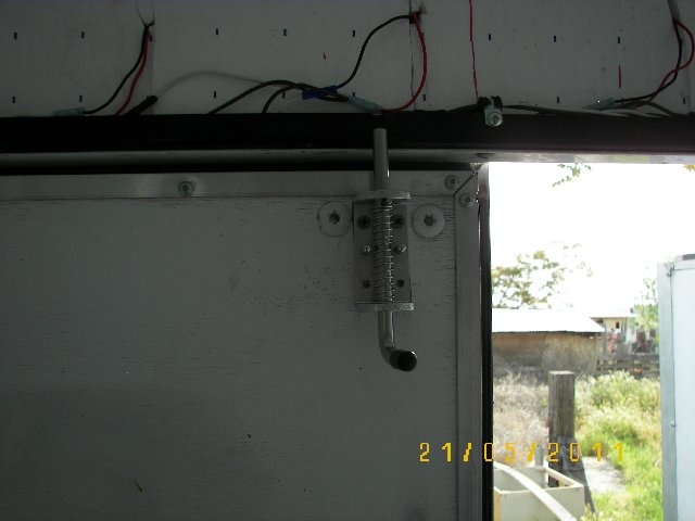 Rear cargo door inside latch