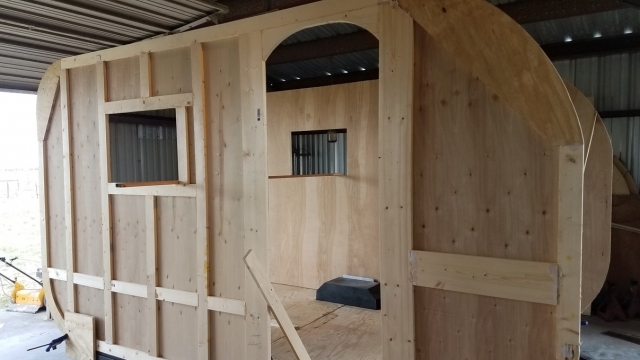 Side with interior sheeting