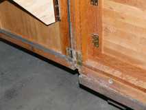 Bottom hinge left door